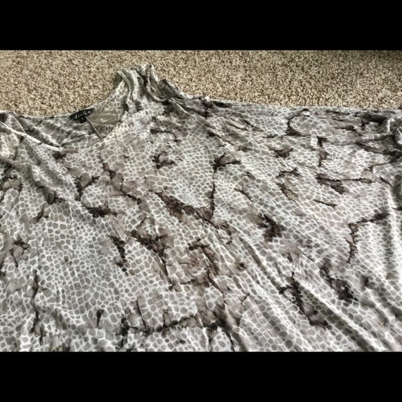 Flowy Dunia Peekaboo Shoulder Top - Picture 5 of 5